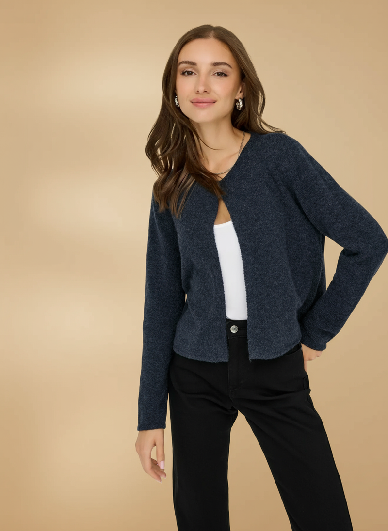Cardigan - fond beige chaud
