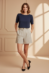 Mannequin avec haut bleu marine et short rayé
