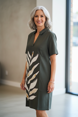 Robe avec motif de feuille sur mannequin cinquantaine