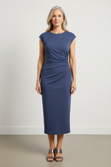 Robe bleue ajustée avec chaussures ouvertes