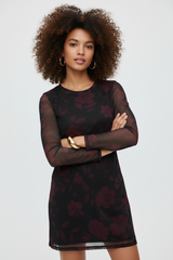 Robe florale sur la mannequin du gilet