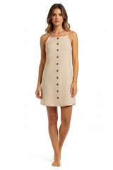 Robe rayée beige portée par une vraie mannequin