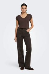 T-shirt brun et pantalon large sur mannequin