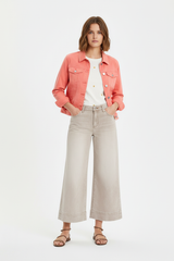 Veste corail, camisole fleurie et pantalon large beige