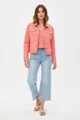 Veste corail, camisole tricot et jean brodé floral