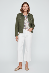 Veste kaki, t-shirt tropical et pantalon blanc marin